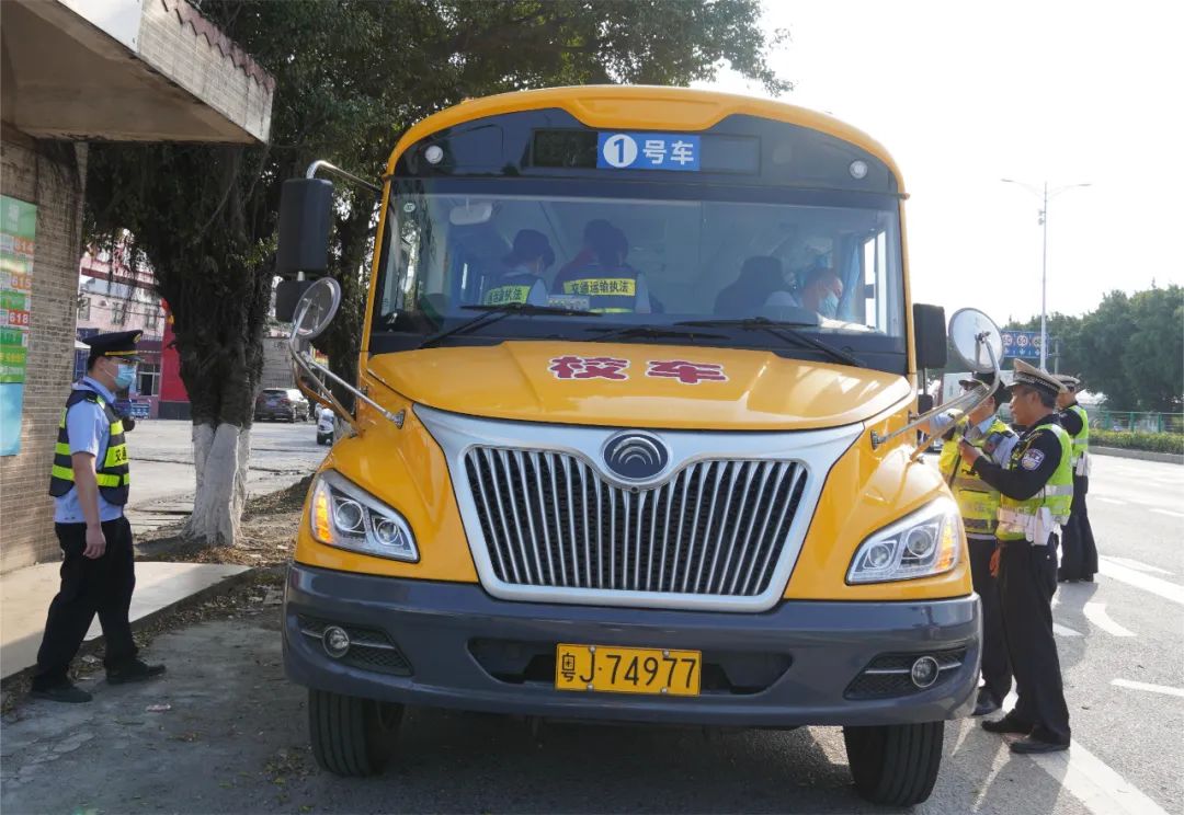 開平公安交警聯(lián)合開展校車整治行動 護(hù)航開學(xué)季 圖片