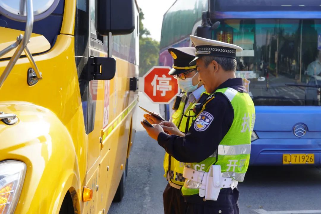 開平公安交警聯(lián)合開展校車整治行動 護(hù)航開學(xué)季 圖片