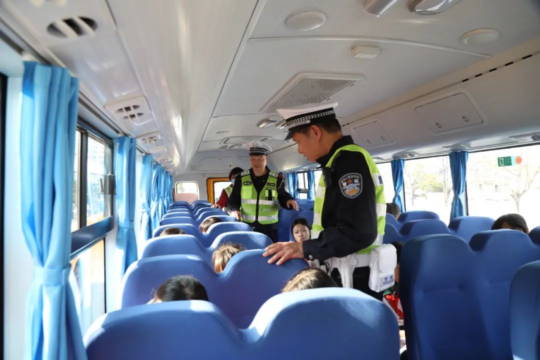 開平公安交警聯(lián)合開展校車整治行動 護(hù)航開學(xué)季 圖片