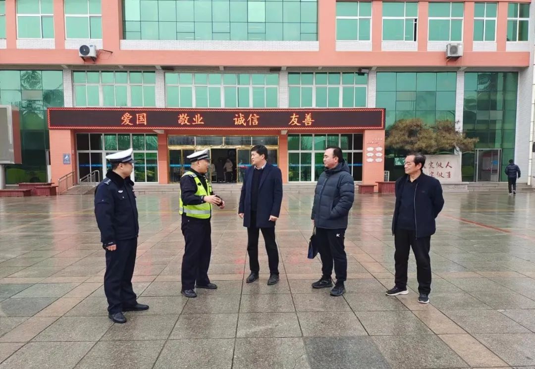 鄒平市黃山實(shí)驗(yàn)小學(xué)順利通過春季校車安全專項(xiàng)督查/ 圖片