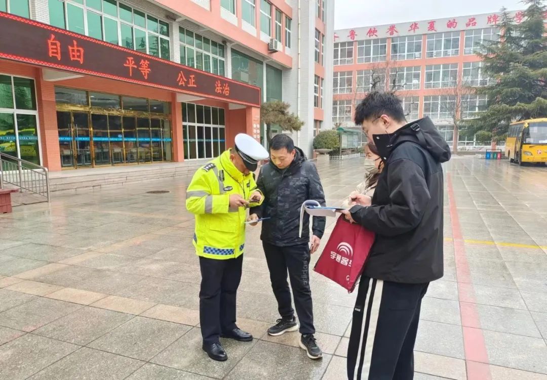 鄒平市黃山實(shí)驗(yàn)小學(xué)順利通過春季校車安全專項(xiàng)督查/ 圖片