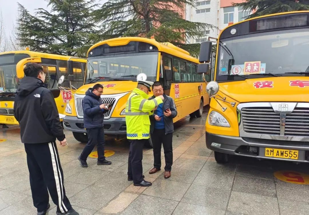 鄒平市黃山實(shí)驗(yàn)小學(xué)順利通過春季校車安全專項(xiàng)督查/ 圖片