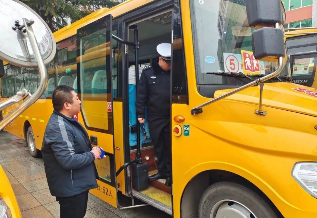 鄒平市黃山實(shí)驗(yàn)小學(xué)順利通過春季校車安全專項(xiàng)督查/ 圖片