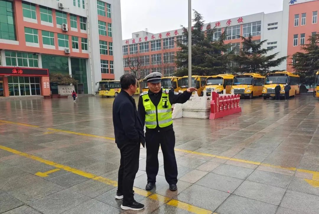 鄒平市黃山實(shí)驗(yàn)小學(xué)順利通過春季校車安全專項(xiàng)督查/ 圖片