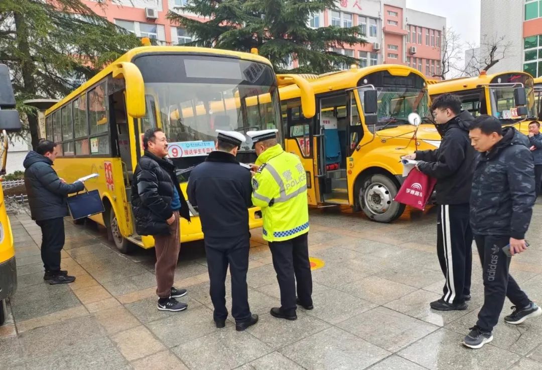 鄒平市黃山實(shí)驗(yàn)小學(xué)順利通過春季校車安全專項(xiàng)督查/ 圖片