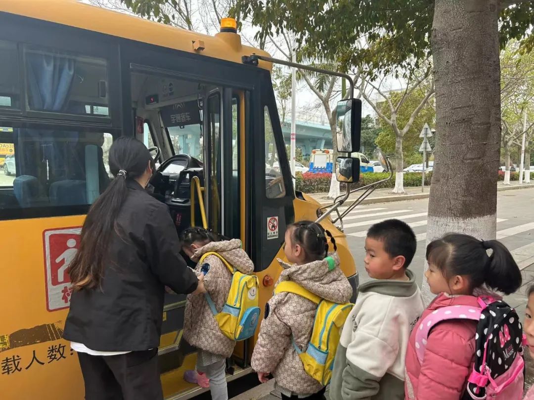 【安全童行】“為愛護航 校車安全伴我行”——金門灣幼兒園2024年校車應急逃生演練 圖片