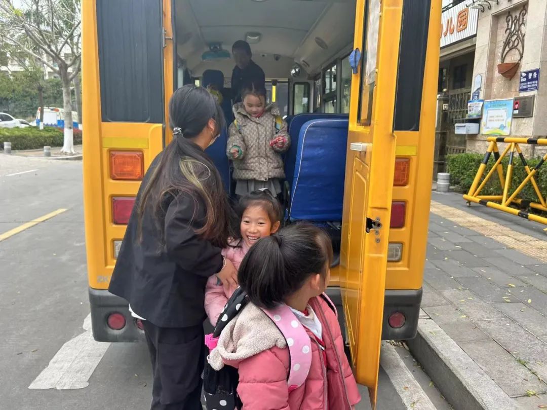 【安全童行】“為愛護航 校車安全伴我行”——金門灣幼兒園2024年校車應急逃生演練 圖片