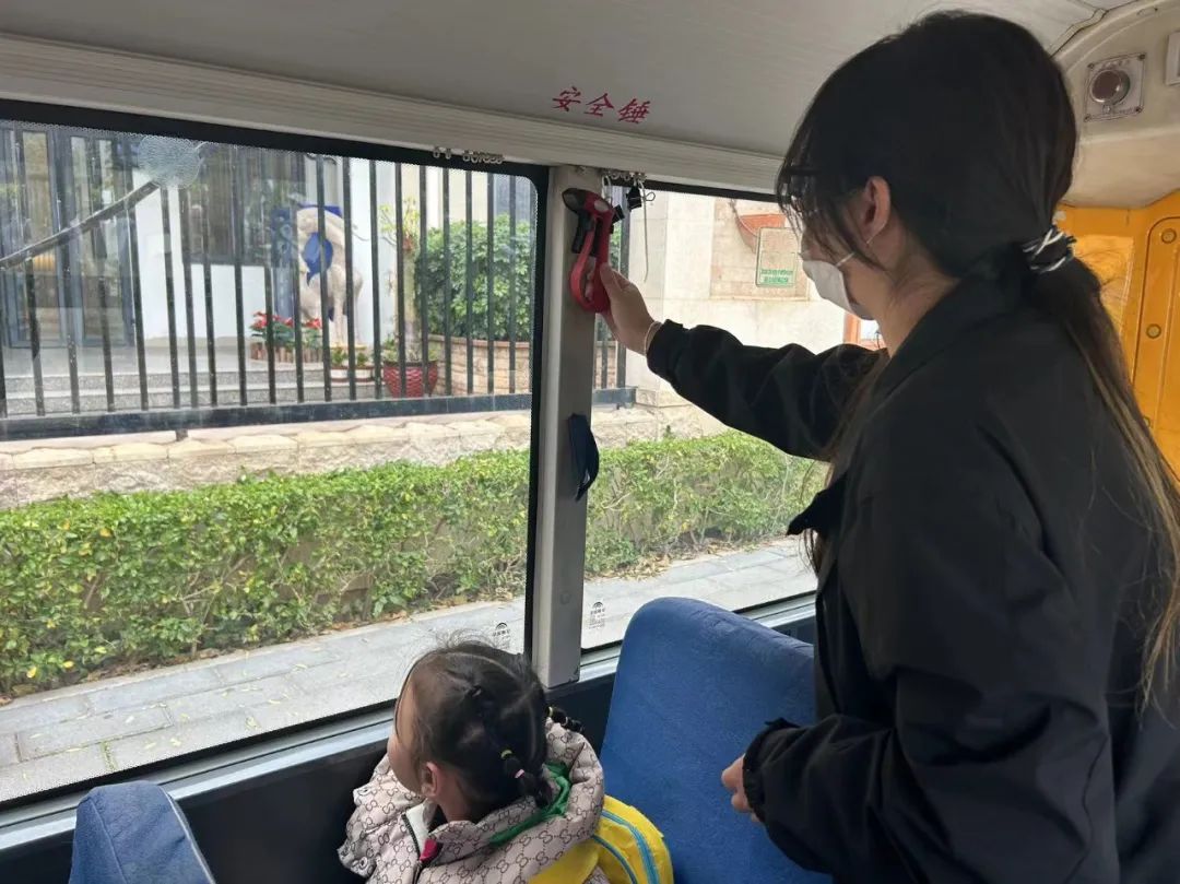 【安全童行】“為愛護航 校車安全伴我行”——金門灣幼兒園2024年校車應急逃生演練 圖片