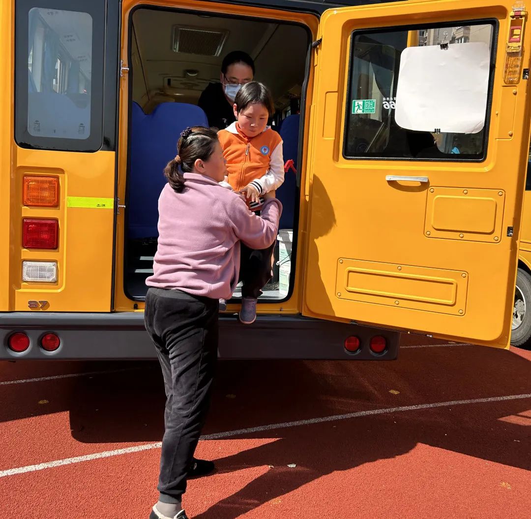 校車安全不松懈，平安乘車伴我行