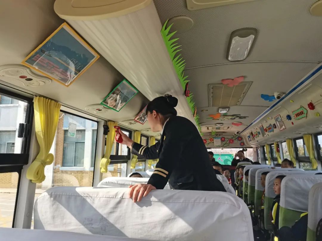 校車演練不松懈，安全意識筑心間——王家樓小學開展校車應急疏散演練活動