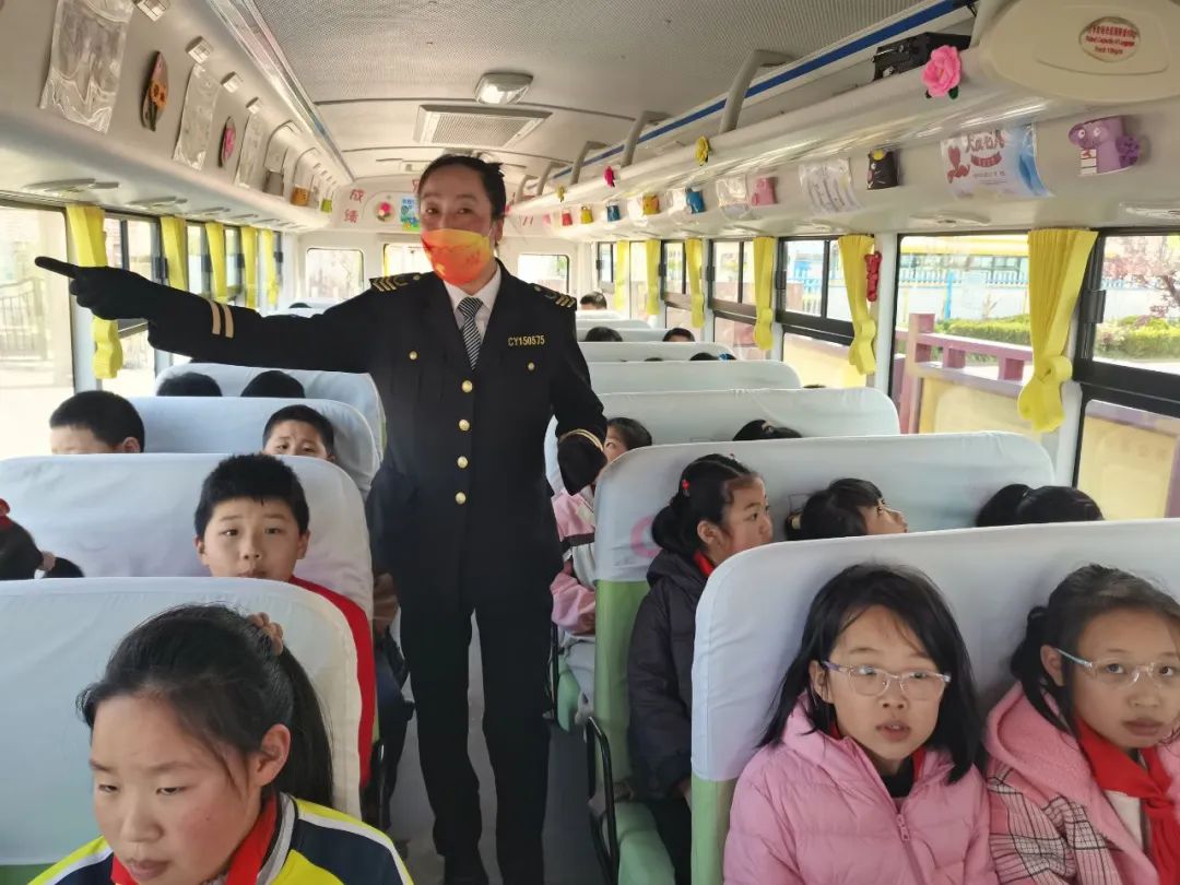 校車演練不松懈，安全意識筑心間——王家樓小學開展校車應急疏散演練活動