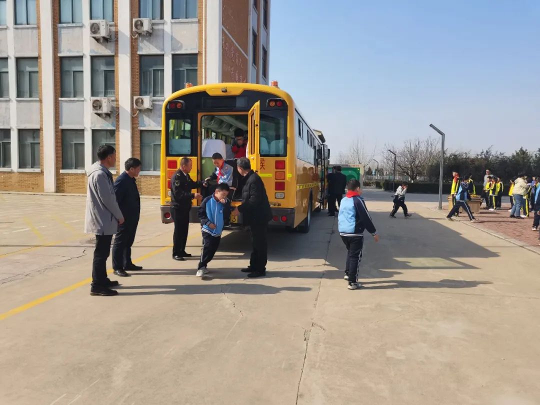 校車演練不松懈，安全意識筑心間——王家樓小學開展校車應急疏散演練活動