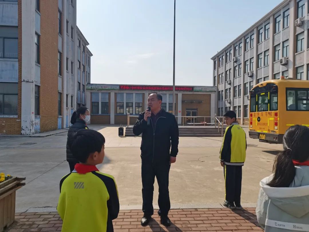 校車演練不松懈，安全意識筑心間——王家樓小學開展校車應急疏散演練活動