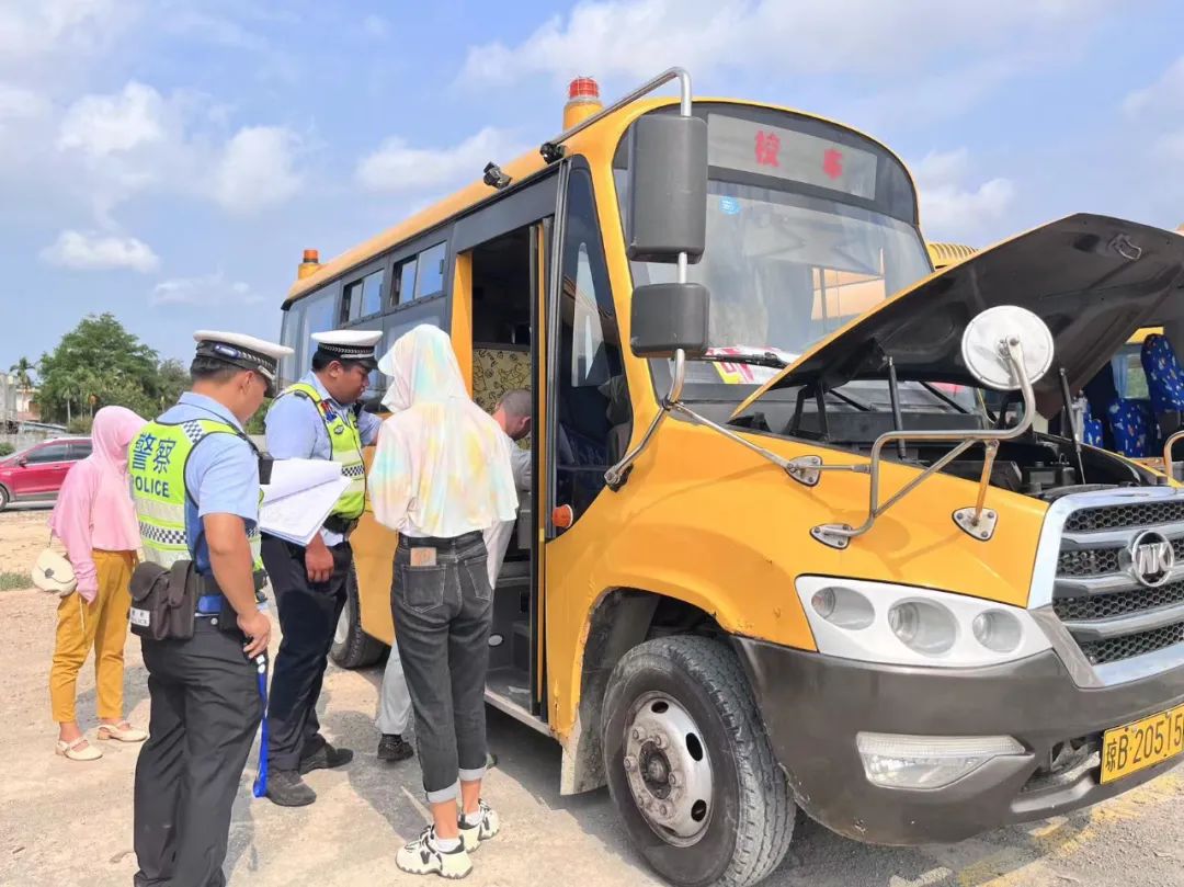 崖州區(qū)教育局聯(lián)合相關部門開展2024年校車安全專項檢查/ 圖片