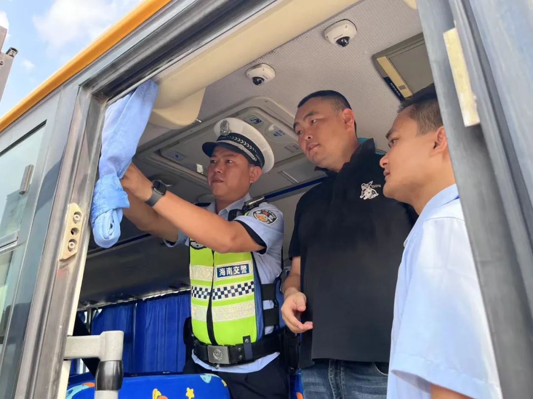 崖州區(qū)教育局聯(lián)合相關部門開展2024年校車安全專項檢查/ 圖片