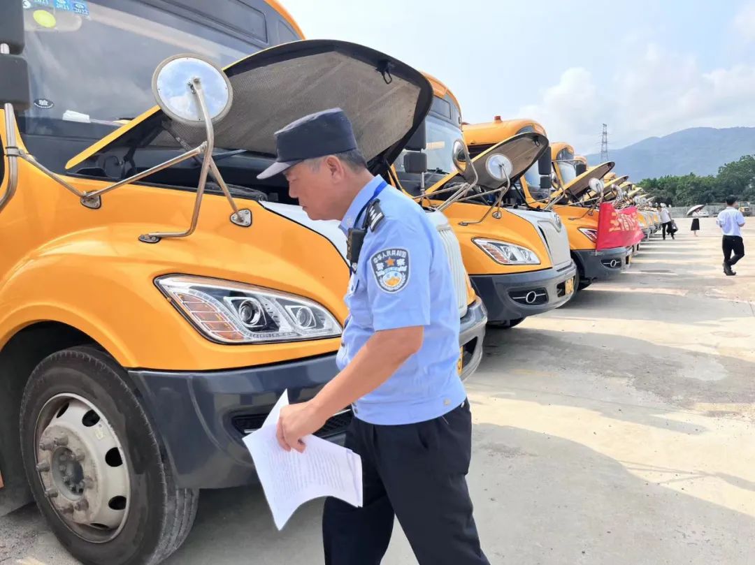 崖州區(qū)教育局聯(lián)合相關部門開展2024年校車安全專項檢查/ 圖片