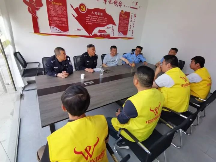 云夢(mèng)交警聯(lián)合交通部門(mén)開(kāi)展校車(chē)安全大檢查及警示教育活動(dòng)/ 圖片