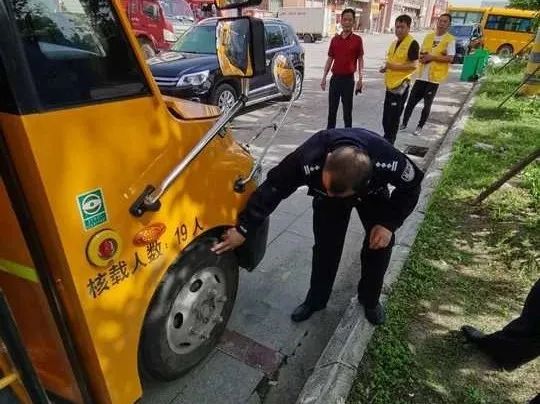 云夢(mèng)交警聯(lián)合交通部門(mén)開(kāi)展校車(chē)安全大檢查及警示教育活動(dòng)/ 圖片