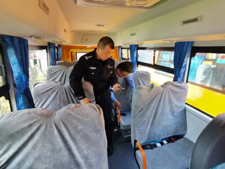 云夢(mèng)交警聯(lián)合交通部門(mén)開(kāi)展校車(chē)安全大檢查及警示教育活動(dòng)/ 圖片