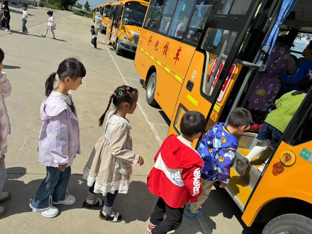 心系安全，平安乘車——興化市永豐鎮(zhèn)中心幼兒園校車安全演練