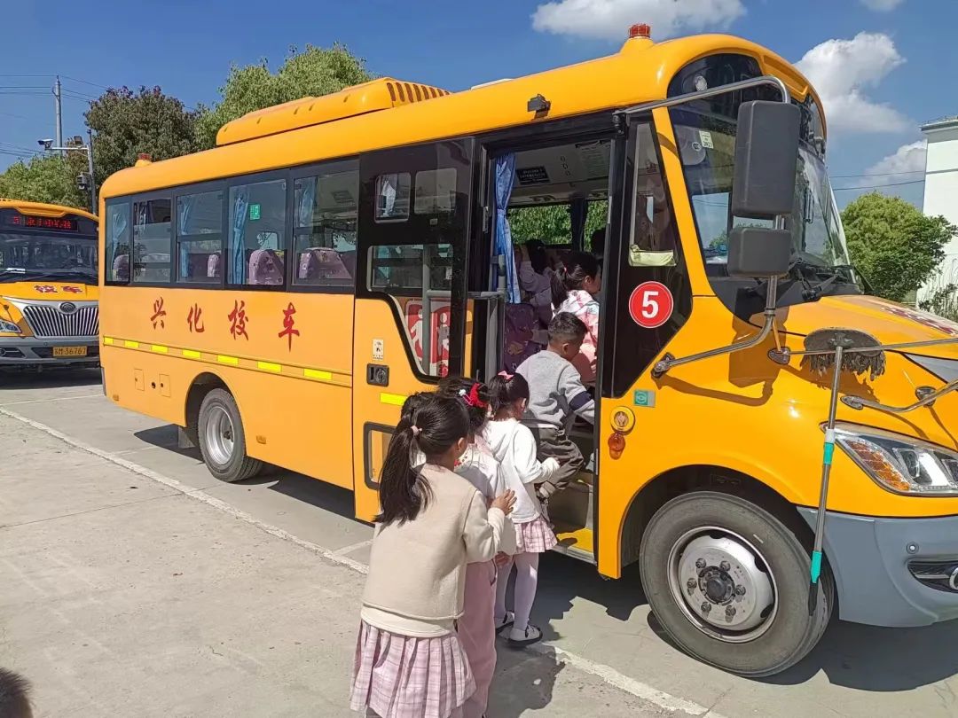 心系安全，平安乘車——興化市永豐鎮(zhèn)中心幼兒園校車安全演練