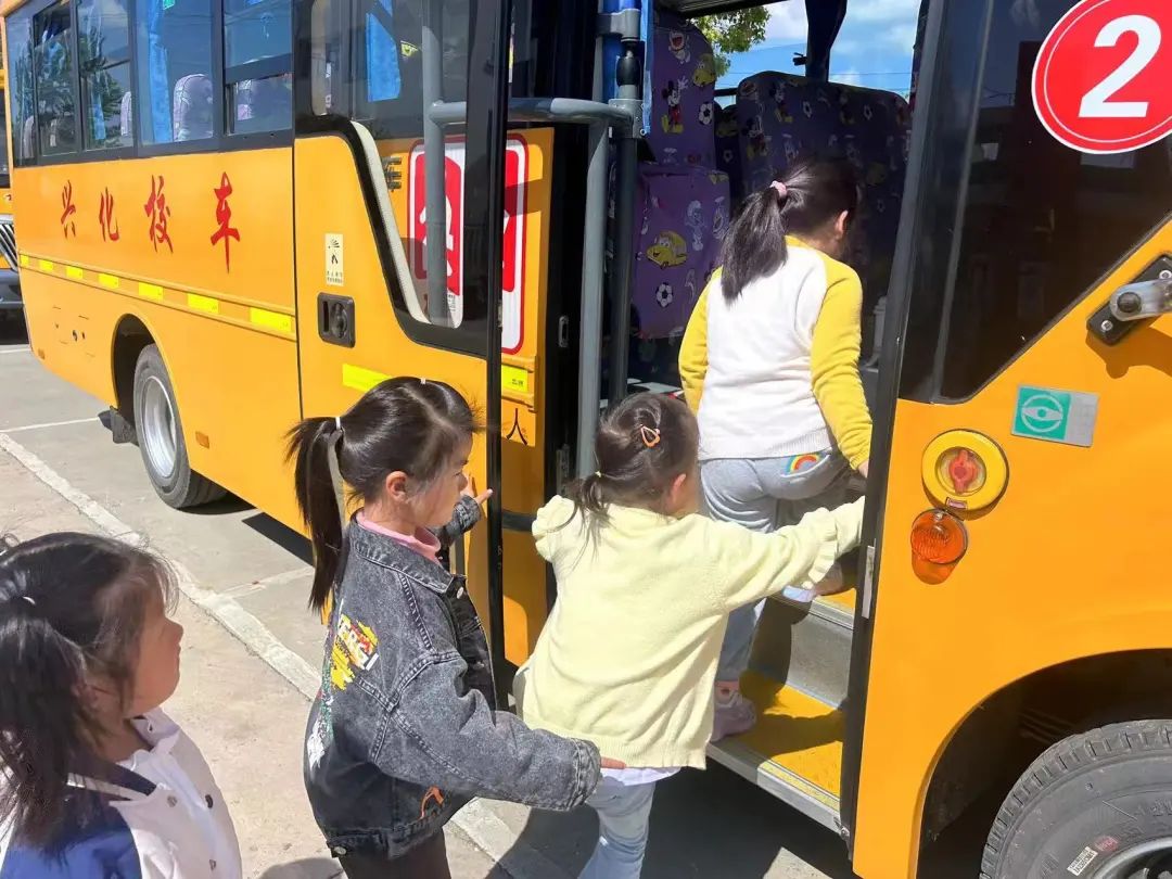 心系安全，平安乘車——興化市永豐鎮(zhèn)中心幼兒園校車安全演練