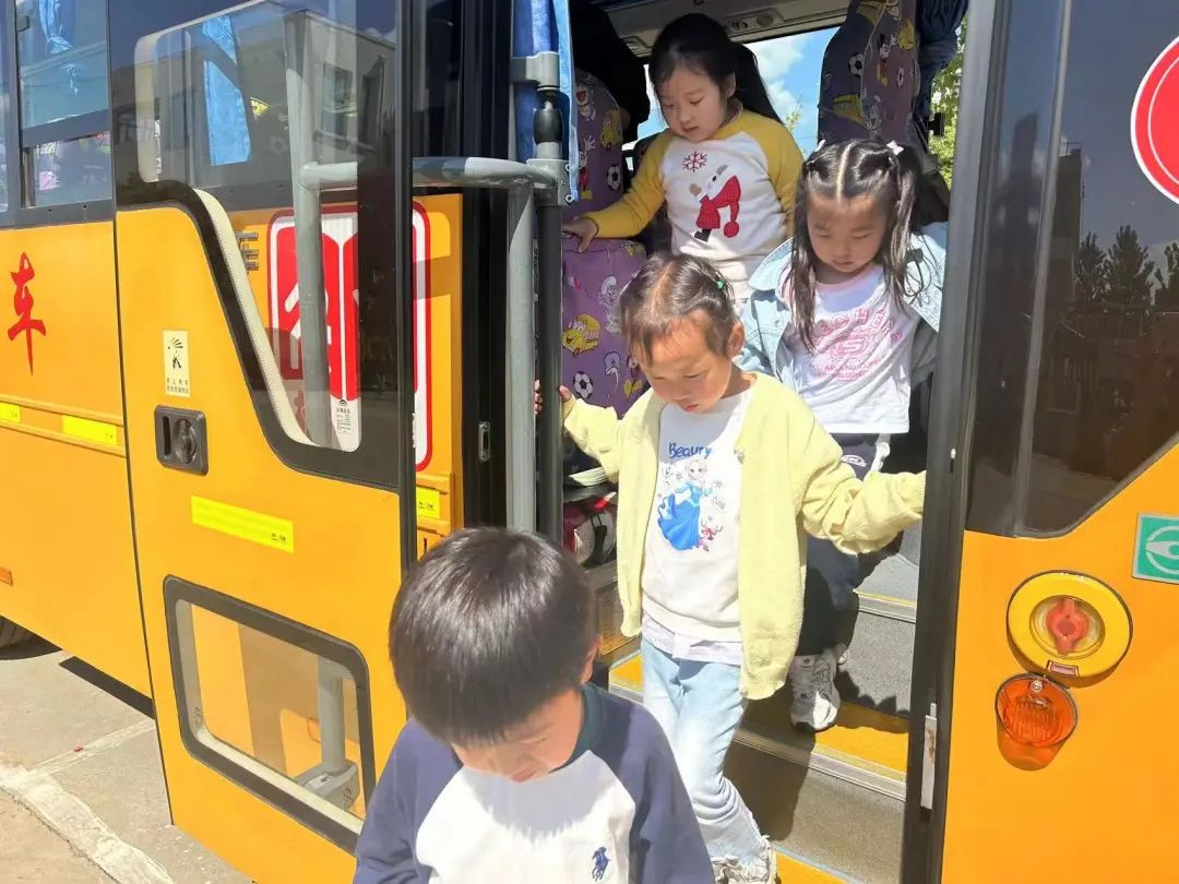心系安全，平安乘車——興化市永豐鎮(zhèn)中心幼兒園校車安全演練
