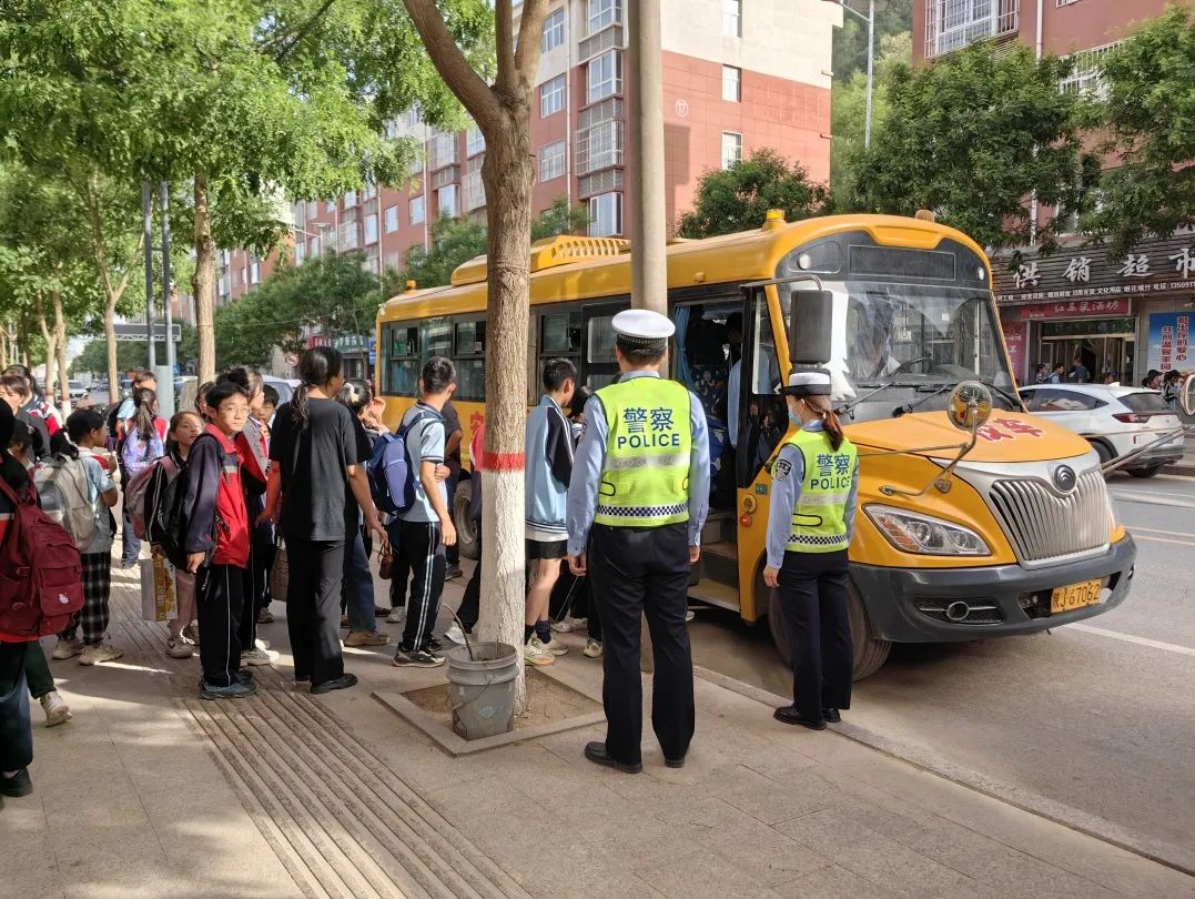 安塞公安交警▏強(qiáng)化校車安全“大檢查”，擰緊校車出行“安全閥”