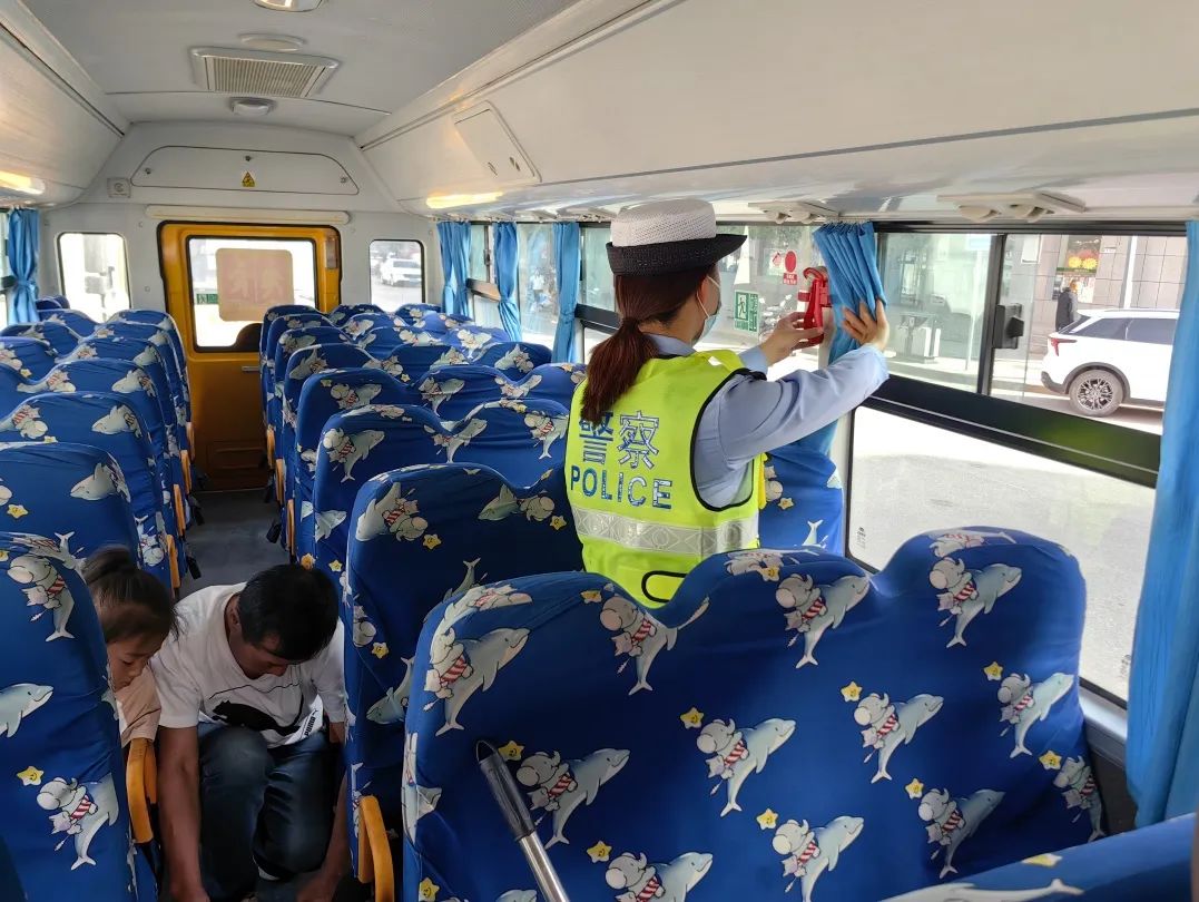 安塞公安交警▏強(qiáng)化校車安全“大檢查”，擰緊校車出行“安全閥”