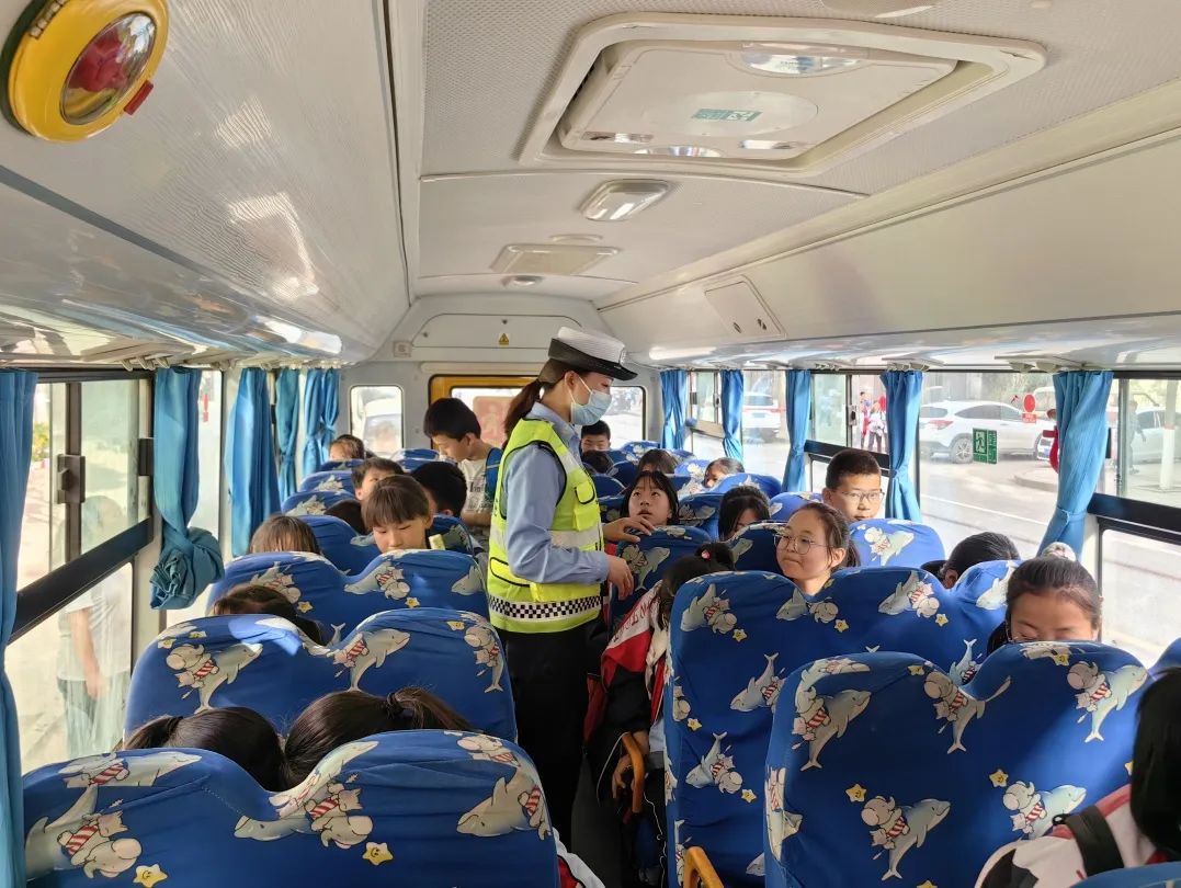 安塞公安交警▏強(qiáng)化校車安全“大檢查”，擰緊校車出行“安全閥”
