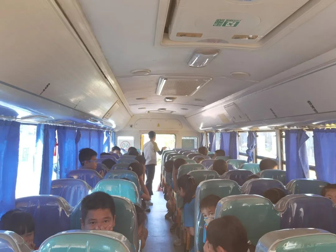 新平小學(xué)開展校車應(yīng)急疏散演練/ 新平小學(xué)開展校車應(yīng)急疏散演練