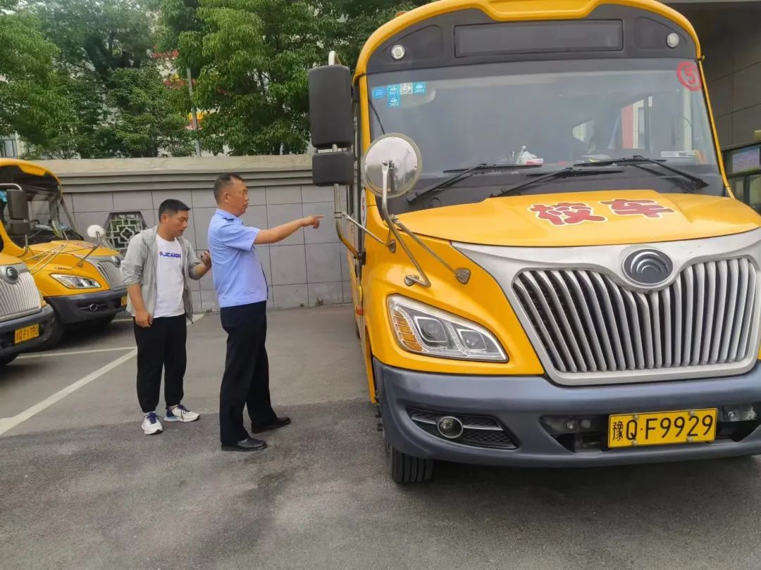 全國(guó)安全生產(chǎn)月丨正陽(yáng)公安交警進(jìn)校園開展校車安全檢查/ 圖片