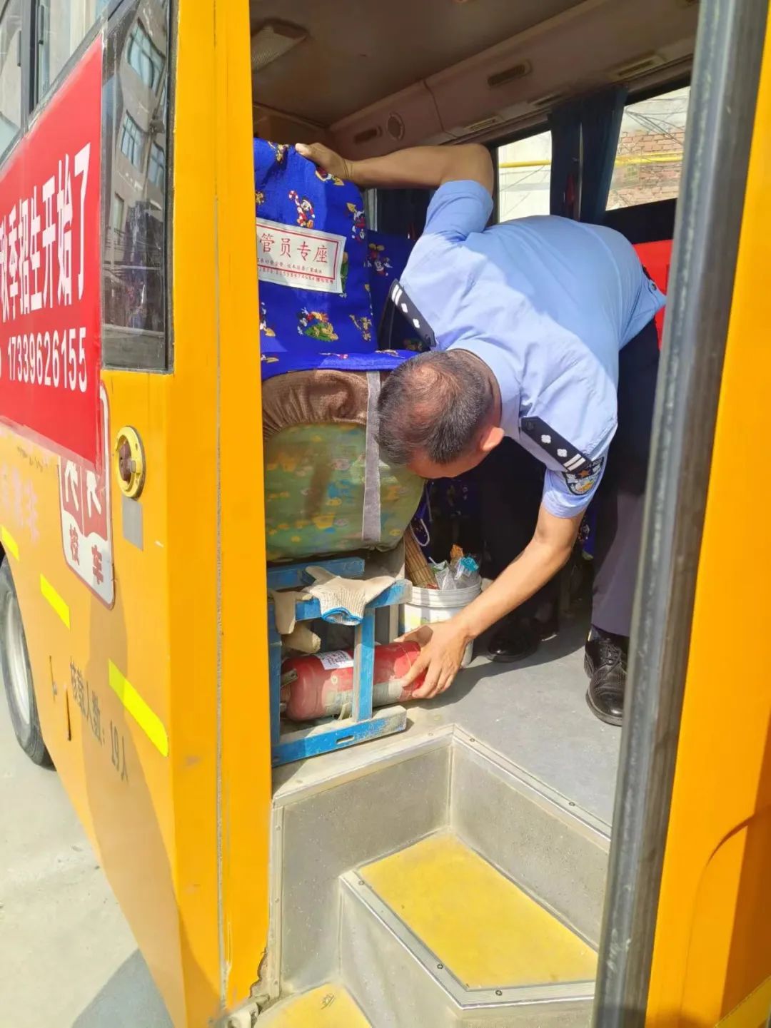 全國(guó)安全生產(chǎn)月丨正陽(yáng)公安交警進(jìn)校園開展校車安全檢查/ 圖片