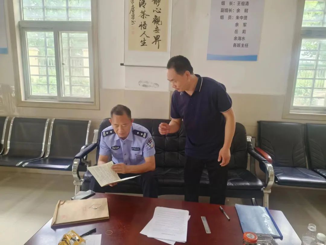 全國(guó)安全生產(chǎn)月丨正陽(yáng)公安交警進(jìn)校園開展校車安全檢查/ 全國(guó)安全生產(chǎn)月丨正陽(yáng)公安交警進(jìn)校園開展校車安全檢查