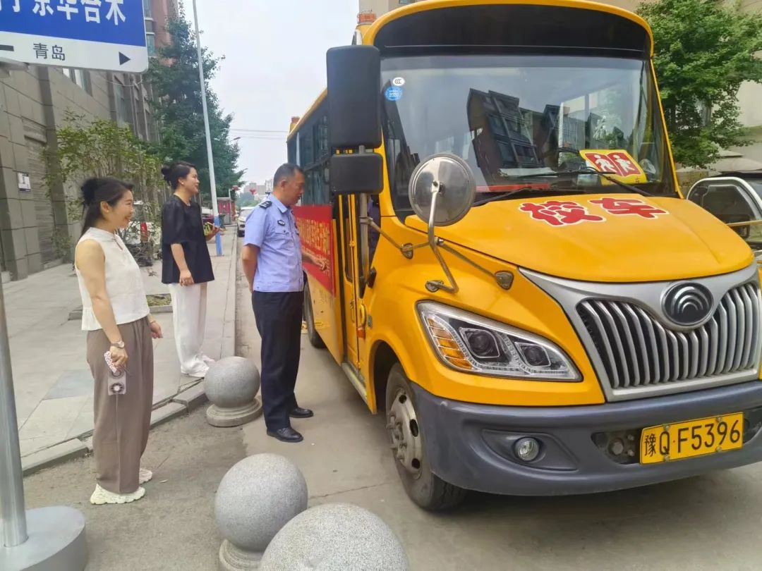 全國(guó)安全生產(chǎn)月丨正陽(yáng)公安交警進(jìn)校園開展校車安全檢查/ 全國(guó)安全生產(chǎn)月丨正陽(yáng)公安交警進(jìn)校園開展校車安全檢查