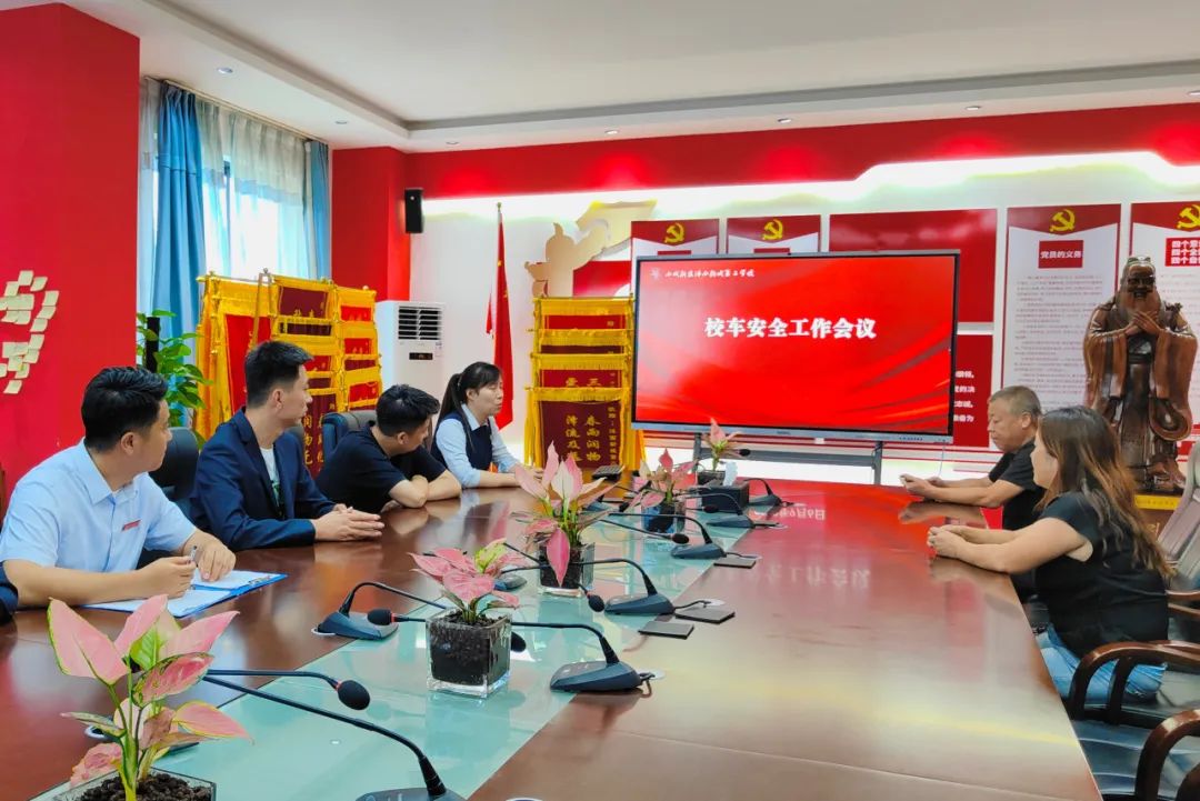 校車應急演練 筑牢安全防線 校車應急演練 筑牢安全防線