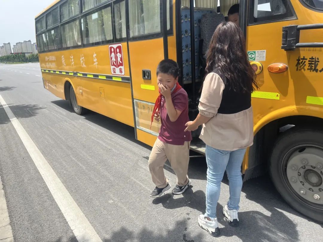 校車應急演練 筑牢安全防線 校車應急演練 筑牢安全防線
