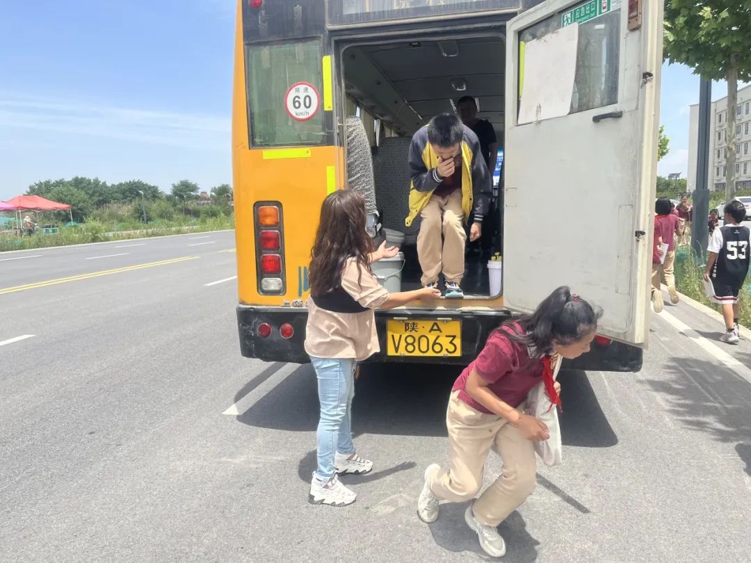 校車應急演練 筑牢安全防線 校車應急演練 筑牢安全防線