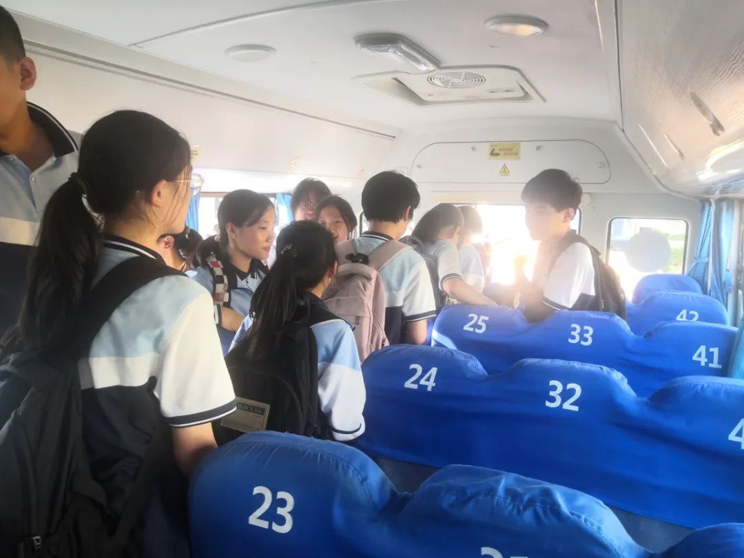 辦人民滿意教育|安全乘校車，平安伴我行——威海市愛山實(shí)驗(yàn)學(xué)校開展校車應(yīng)急演練