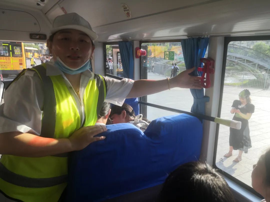 辦人民滿意教育|安全乘校車，平安伴我行——威海市愛山實(shí)驗(yàn)學(xué)校開展校車應(yīng)急演練