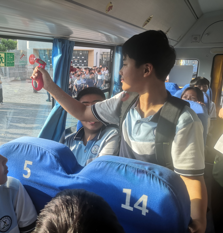 辦人民滿意教育|安全乘校車，平安伴我行——威海市愛山實(shí)驗(yàn)學(xué)校開展校車應(yīng)急演練