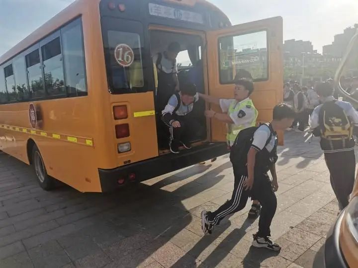 辦人民滿意教育|安全乘校車，平安伴我行——威海市愛山實(shí)驗(yàn)學(xué)校開展校車應(yīng)急演練