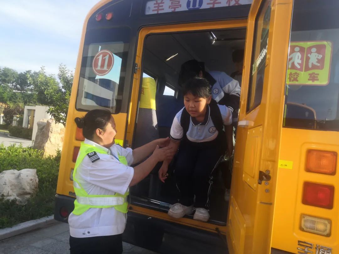 辦人民滿意教育|安全乘校車，平安伴我行——威海市愛山實(shí)驗(yàn)學(xué)校開展校車應(yīng)急演練