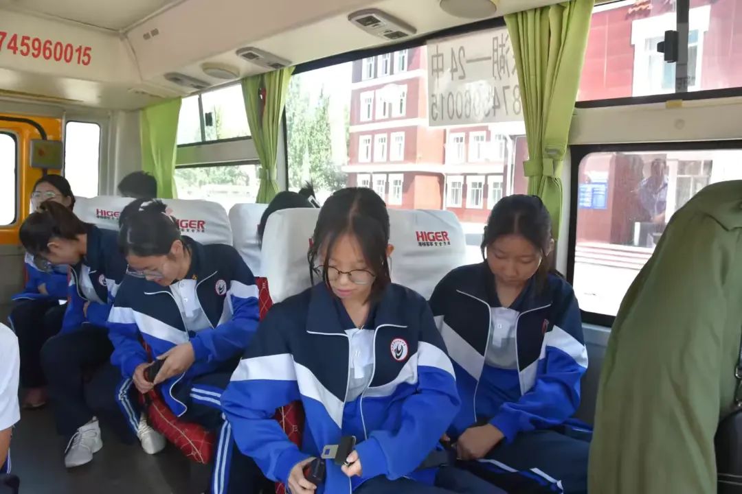 潤心德育|大慶市第二十四中學(xué)校車安全疏散演練 圖片