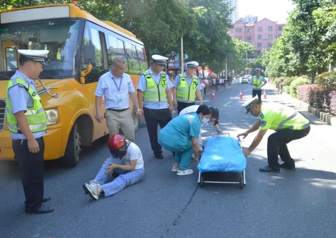 桂陽公安交警聯(lián)合多部門開展夏季校車應(yīng)急演練/ 圖片