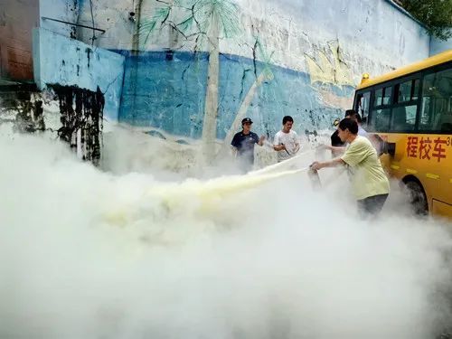 桂陽公安交警聯(lián)合多部門開展夏季校車應(yīng)急演練/ 圖片