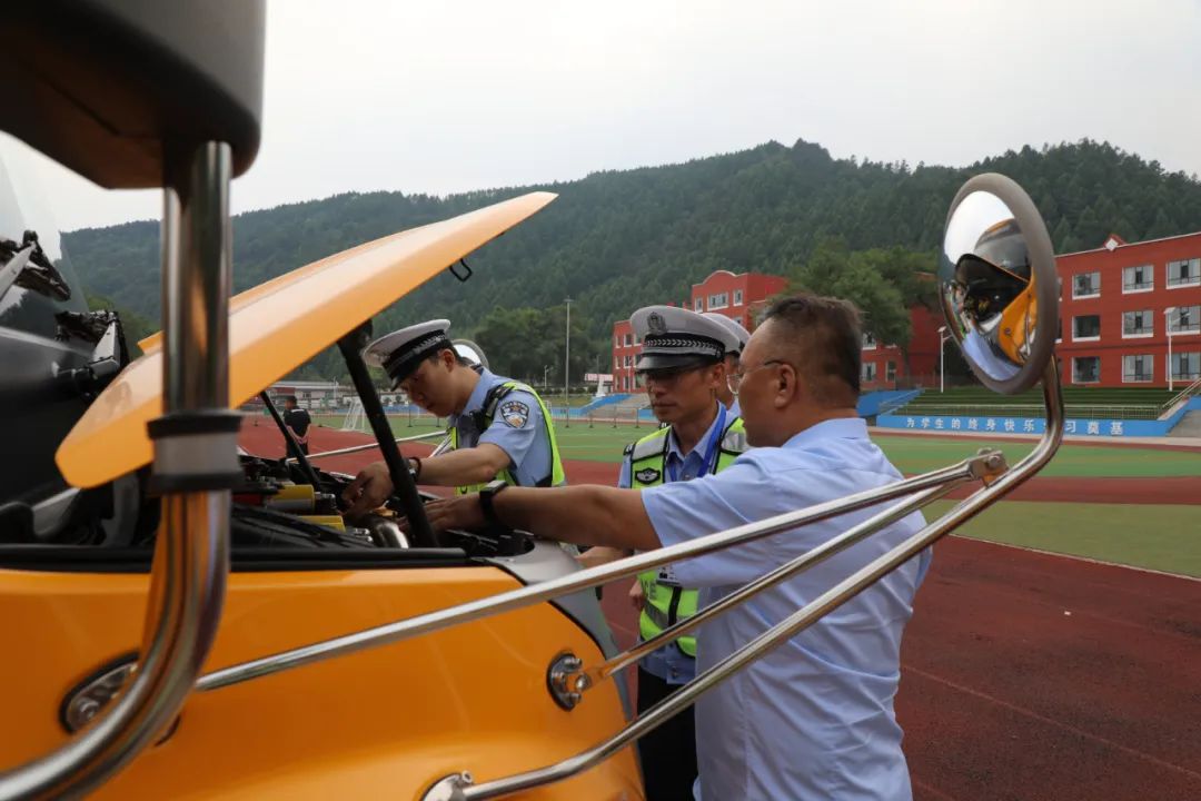 暑期交通安全丨長白交警開展暑期校車安全“大體檢” 圖片