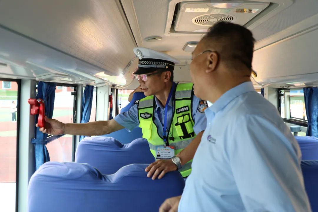 暑期交通安全丨長白交警開展暑期校車安全“大體檢” 圖片