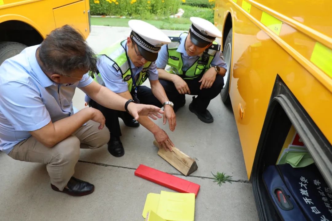 暑期交通安全丨長白交警開展暑期校車安全“大體檢” 圖片