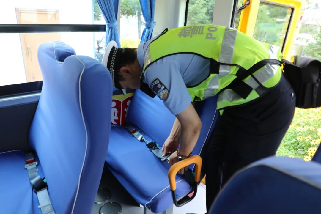 暑期交通安全丨長白交警開展暑期校車安全“大體檢” 圖片